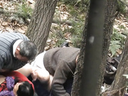 公园小山深处长焦TP总一起看牌的2个老头合伙嫖野鸡大妈拼排一人干一个不硬了撸一撸继续搞很疯狂1080P原版
