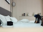约包臀裙外围空姐制服开档黑丝，淫荡舔屌上位骑乘猛坐