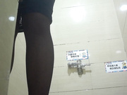 商场厕拍系列 笑起来很甜的黑丝美女服务员尿完后很认真的对着镜子看逼