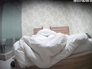 鍋蓋頭小夥與外表清純眼鏡妹酒店開房造愛 身材好皮膚光滑白嫩完事後還偷看男友洗澡 清晰對白～1080P高清