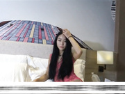 167CM身材很匀称练过舞蹈的乖乖女模特儿，一字马 各种换装良好互动超大尺度写真，被色影师问及男友是否知情，居然知情而且不干涉她