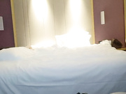 约甜美文静小姐姐吸奶扣穴调情深喉侧入02