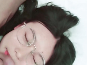 看似乖乖女的学生妹带着作业本和混混男友开房