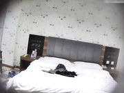 賓館鐘點房拍攝到的許久未見的偷情男女開房愛愛 邊接電話邊操 從浴室幹到床上有點猛啊 露臉高清