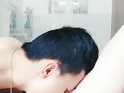 长相俊俏的小哥哥被大姐姐霍霍了，奶子有水给他吃让舔逼，叫声骚口技好，无套爆草多体位抽插直接内射