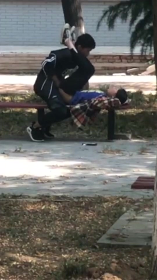 网曝门事件X东财大学生宿舍大院情侣啪啪被几个躲在宿舍的同学围观流出第2部