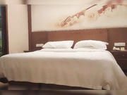 高颜值新疆嫩妹酒店榨干富二代