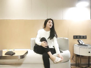 外围女甜美脸蛋高挑身材干一半突然来人把她俩吓一跳
