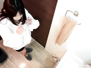 宿舍管理员浴室偷放摄像头偷拍两个美女洗澡