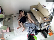 破解家庭网络摄像头偷拍蜗居年轻情侣睡地铺做爱干到沙发上