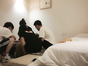 两对夫妻翘起屁股舔屌抬腿抽插骑乘边操边舔