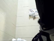 商场厕拍系列20 大妹子上厕所前先揉下胸整理下 可能胸罩太小了不舒服