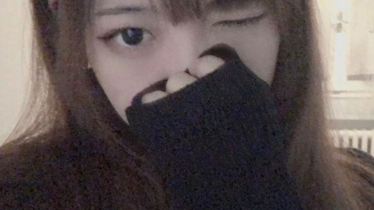 （带生活照）全网首发迷玩20岁高傲黑丝美女，聚会下药被带走玩了一整晚