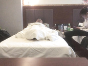 小伙约人妻玩母子乱伦饥渴姐姐满足呻吟震天