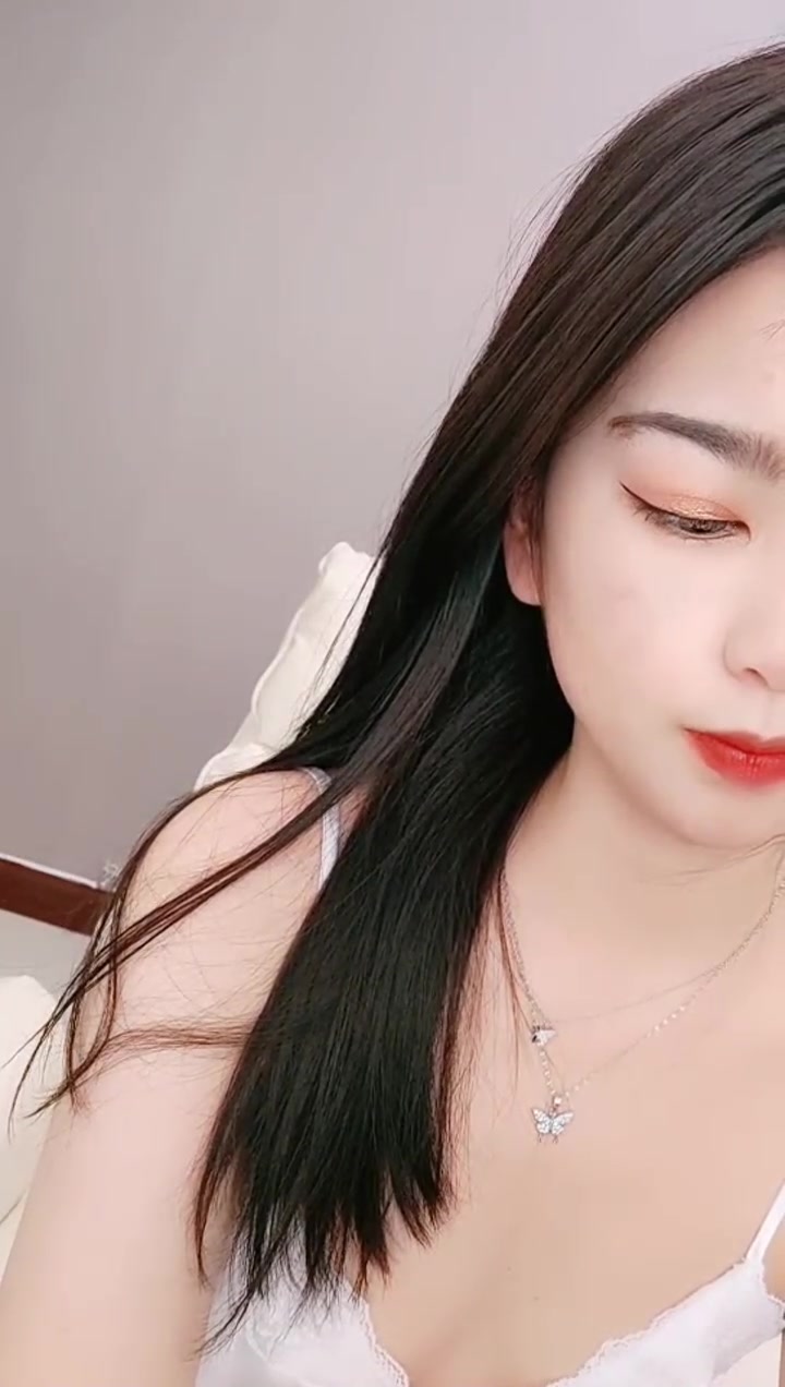 颜值控女神全裸椅子秀完美露三点，眼神诱人