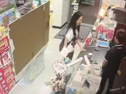 妹子是受了多大刺激 找不到厕所直接站到商店柜台上尿尿然后一饮而尽 男店员拉不动搞的不知所措 有对白