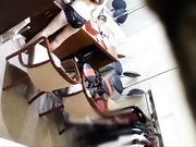 冒死躲在会所更衣间天花板偷窥个颜值不错的坐台妹子貌似在抹减肥霜