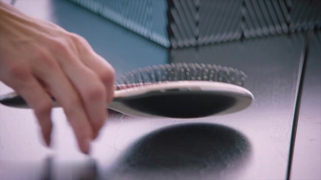 黑黑的火辣战利品妻子在丈夫的床上和BBC做爱
