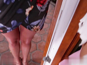 “妈妈女孩”阿里拉·费雷拉（AriellaFerrera）是一位想要破坏肯齐·里夫斯（KenzieReeves）阴部的强势女性