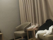 熟女玩操大屌被小哥抱起狂插内射