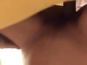 高颜值无毛小美女主动女上位拿着手机拍摄自己干男友过程,一直呻吟着,没想到表面清纯漂亮原来那么骚,国语！