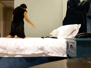獨家推薦 老婆來月事和漂亮小姨子去酒店開房 剛進房間就迫不及待撲倒開操 普通話對白～720P高清