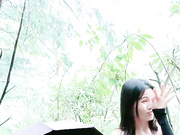 雨中性爱风骚少妇跟小哥站立深喉玩弄大鸡巴
