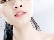 眼镜妹子侧入无套啪啪打桩式玩法女上位做爱