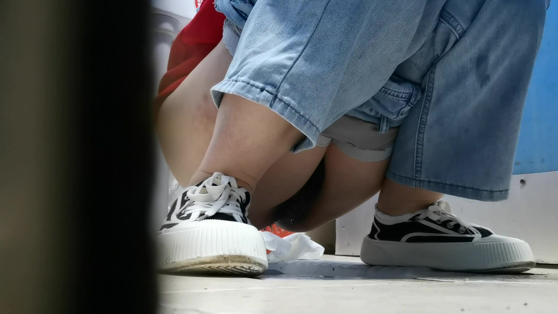 红衣服的女孩上厕所